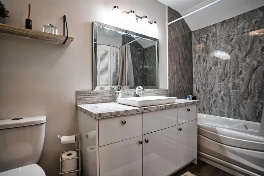 2418 27 Street SE Calgary AB t2b0r2