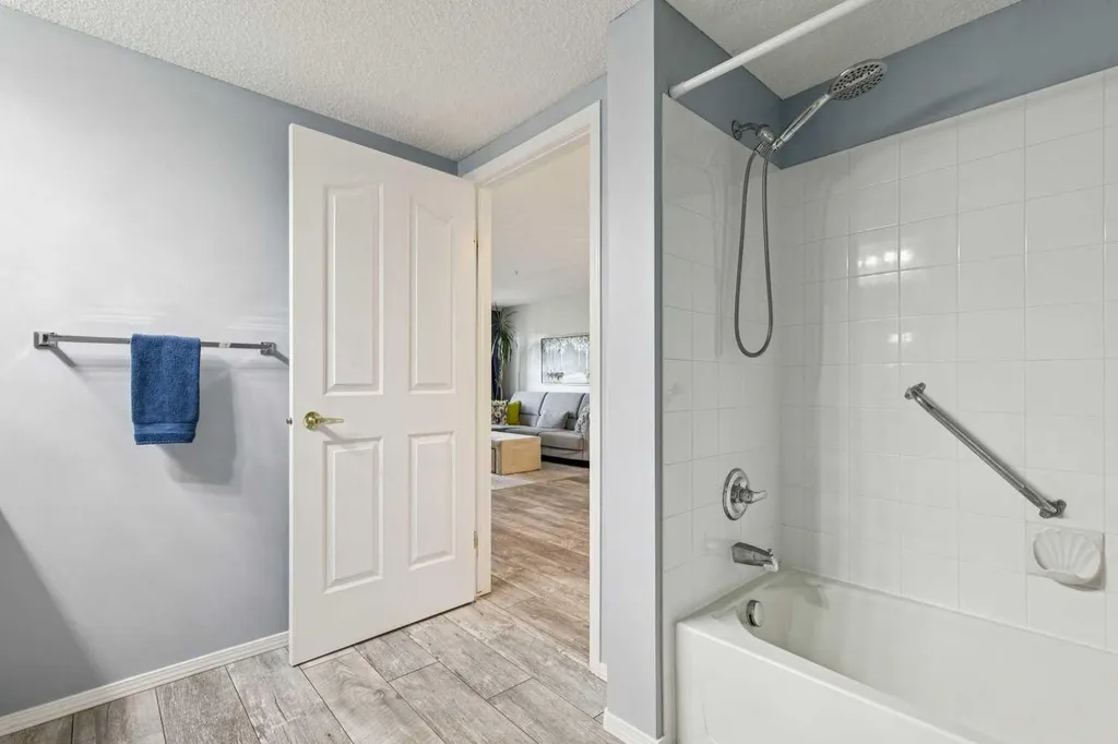 5000 Somervale Court SW Calgary AB T2Y 4M1