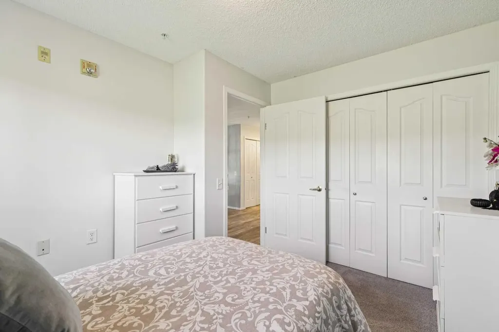 5000 Somervale Court SW Calgary AB T2Y 4M1