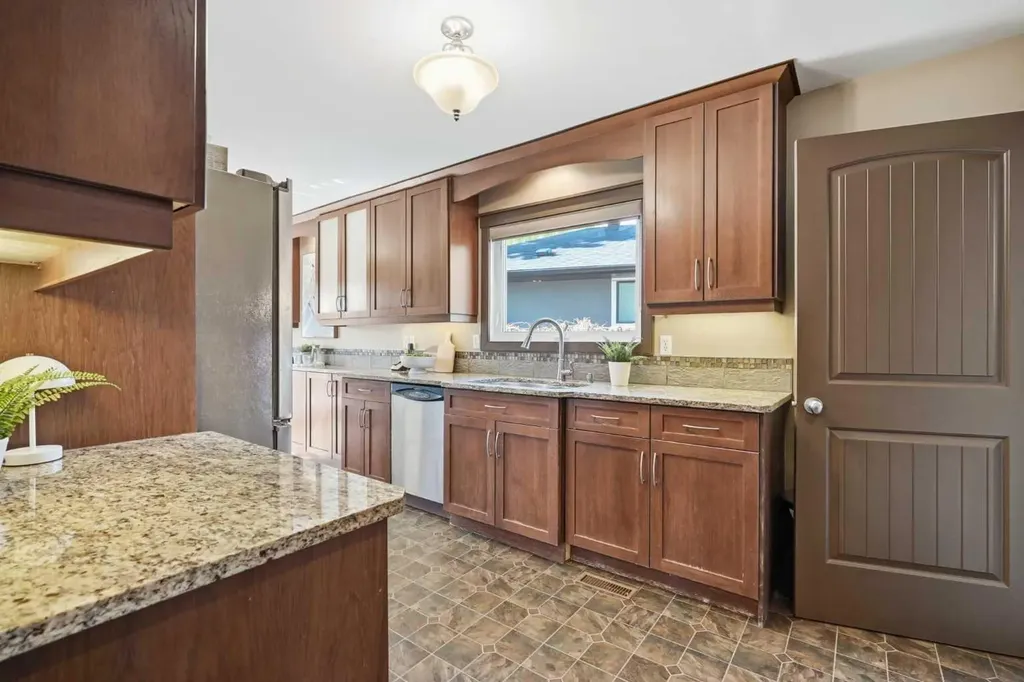 4108 Gatefield Avenue SW Calgary AB T3E 4C5