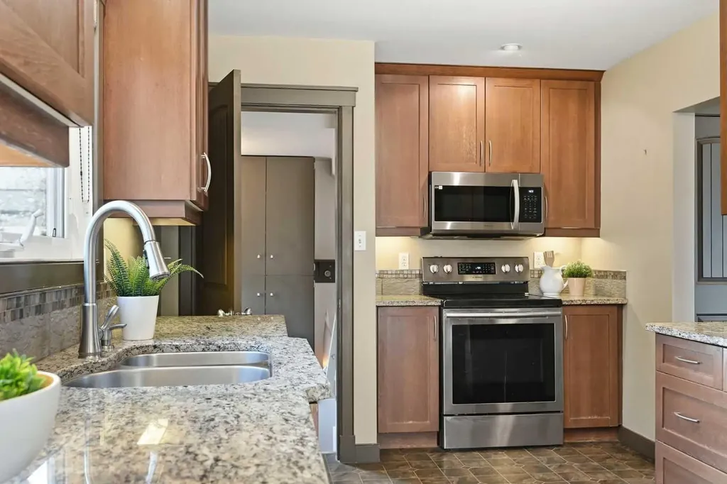4108 Gatefield Avenue SW Calgary AB T3E 4C5