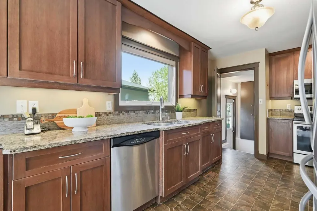 4108 Gatefield Avenue SW Calgary AB T3E 4C5