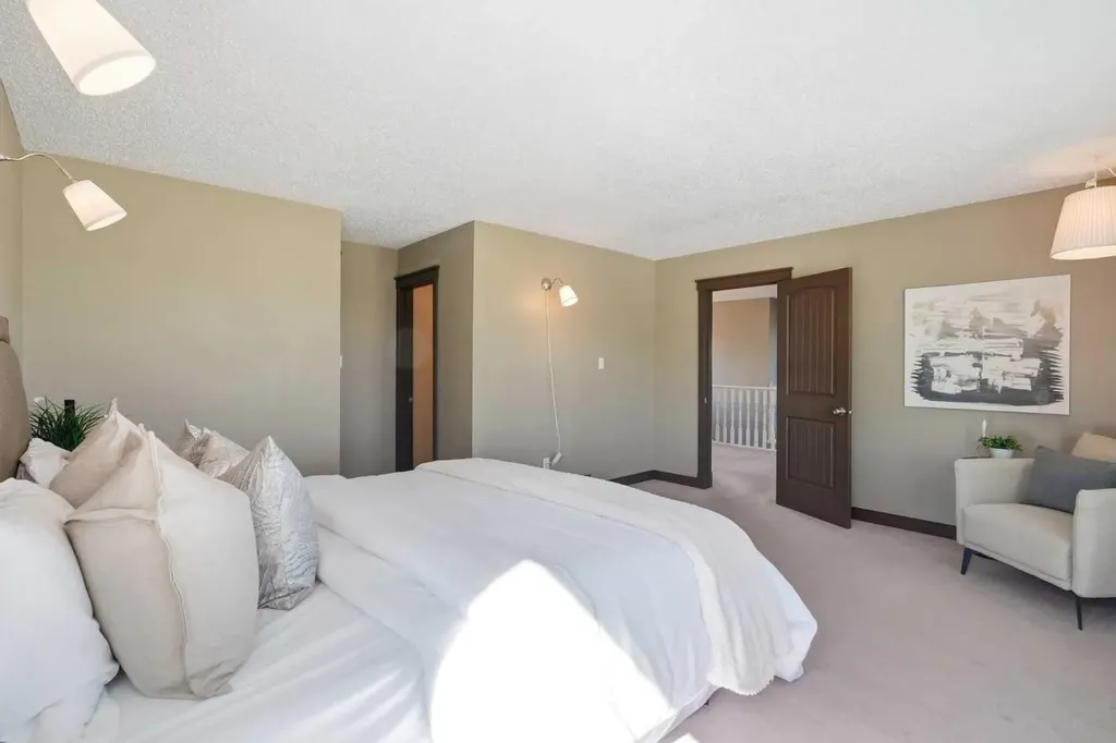 4108 Gatefield Avenue SW Calgary AB T3E 4C5