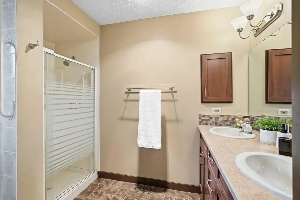 4108 Gatefield Avenue SW Calgary AB T3E 4C5