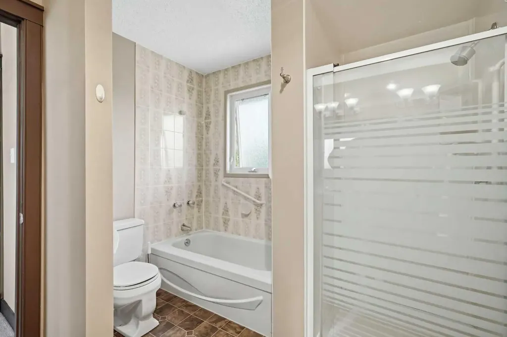4108 Gatefield Avenue SW Calgary AB T3E 4C5