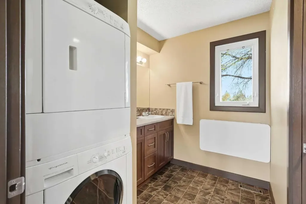 4108 Gatefield Avenue SW Calgary AB T3E 4C5