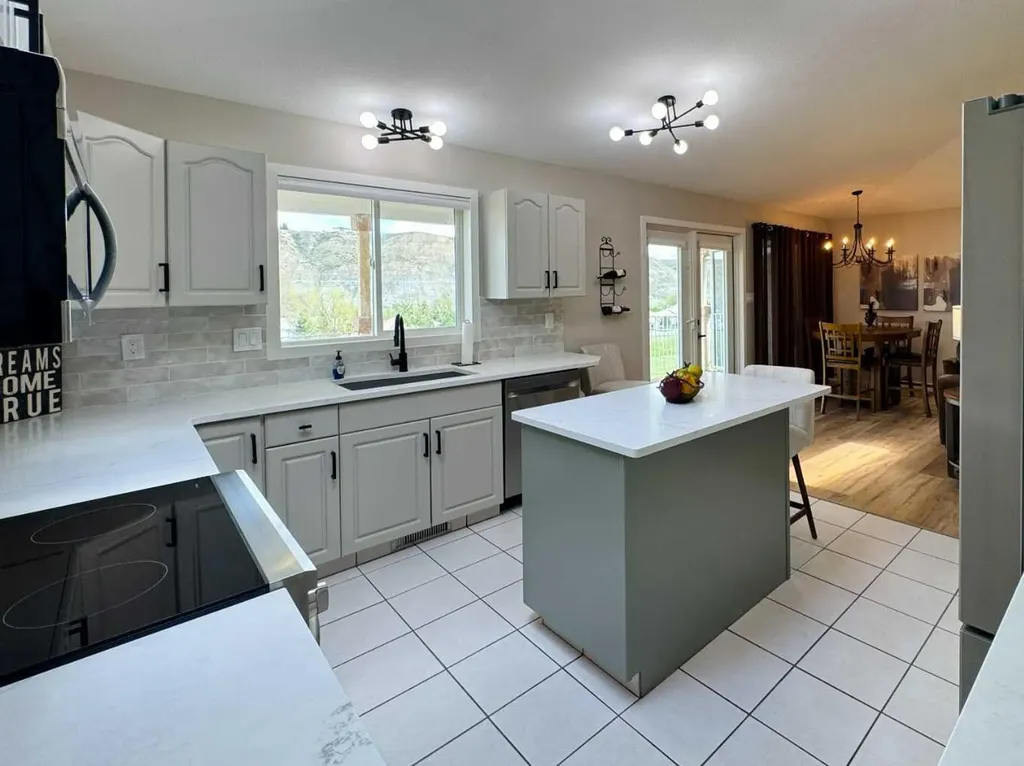 398 Canyon Boulevard W Lethbridge AB T1K 6V2