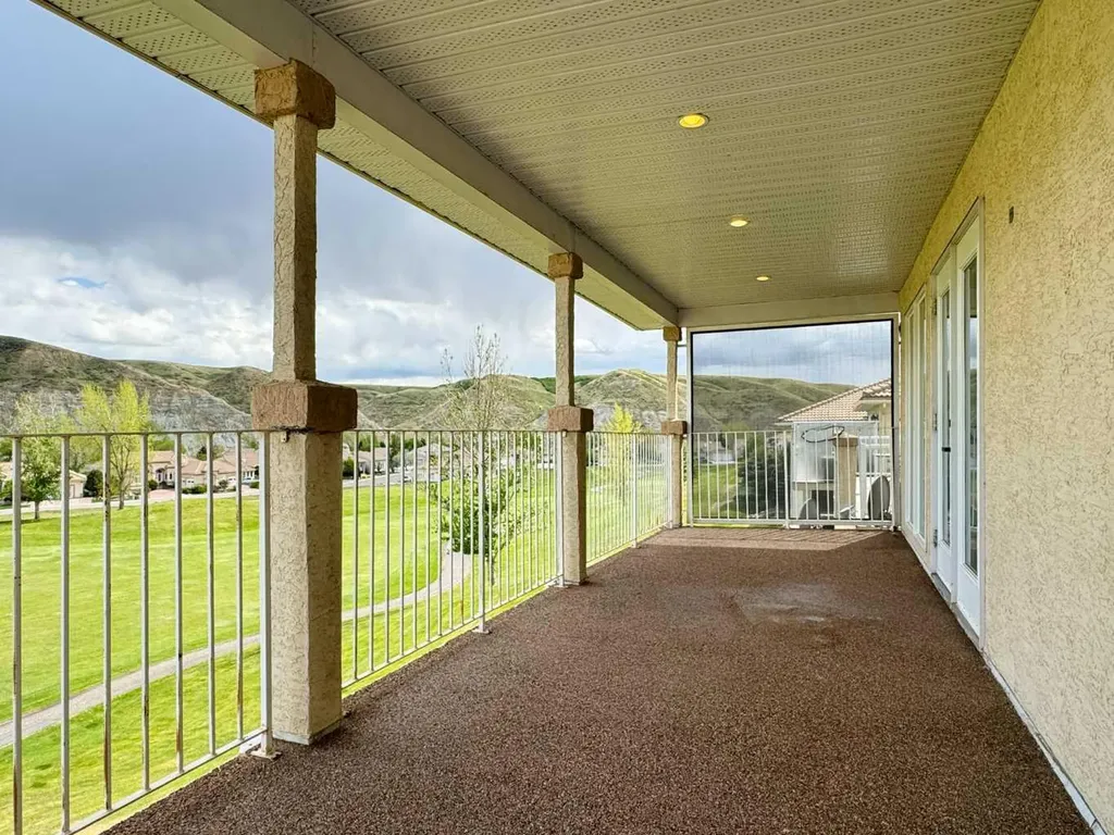398 Canyon Boulevard W Lethbridge AB T1K 6V2
