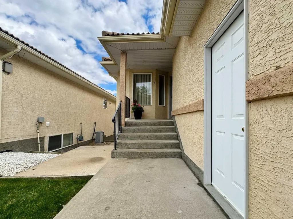 398 Canyon Boulevard W Lethbridge AB T1K 6V2