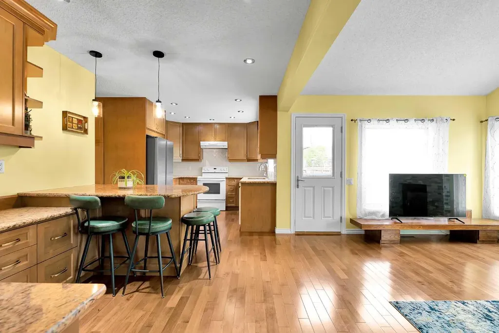 18 Shannon Terrace SW Calgary AB T2Y 2Y7