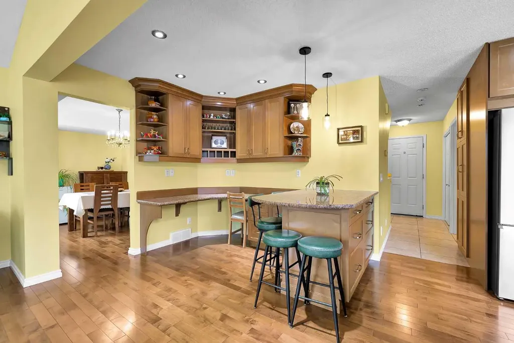 18 Shannon Terrace SW Calgary AB T2Y 2Y7