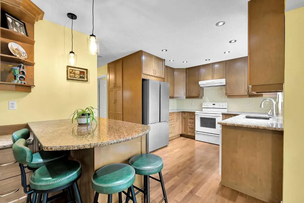 18 Shannon Terrace SW Calgary AB T2Y 2Y7
