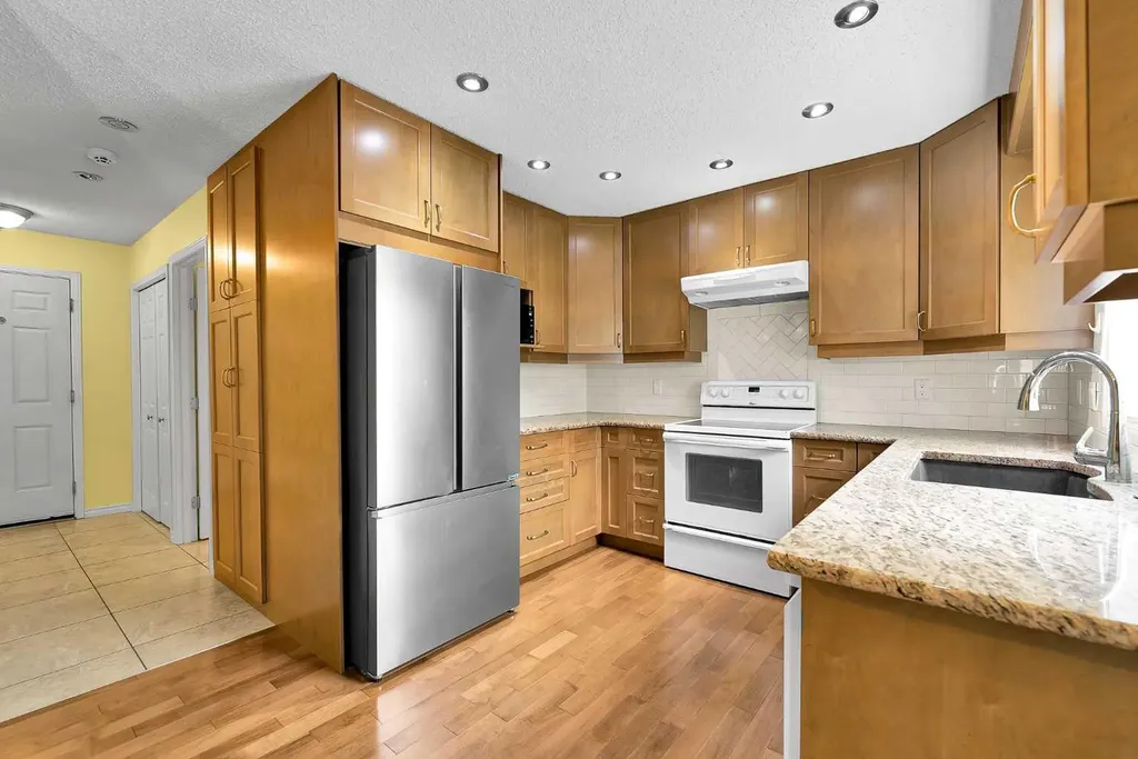 18 Shannon Terrace SW Calgary AB T2Y 2Y7
