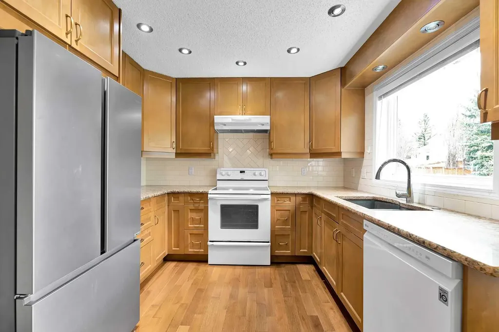 18 Shannon Terrace SW Calgary AB T2Y 2Y7