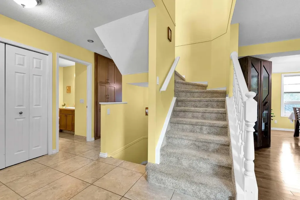 18 Shannon Terrace SW Calgary AB T2Y 2Y7