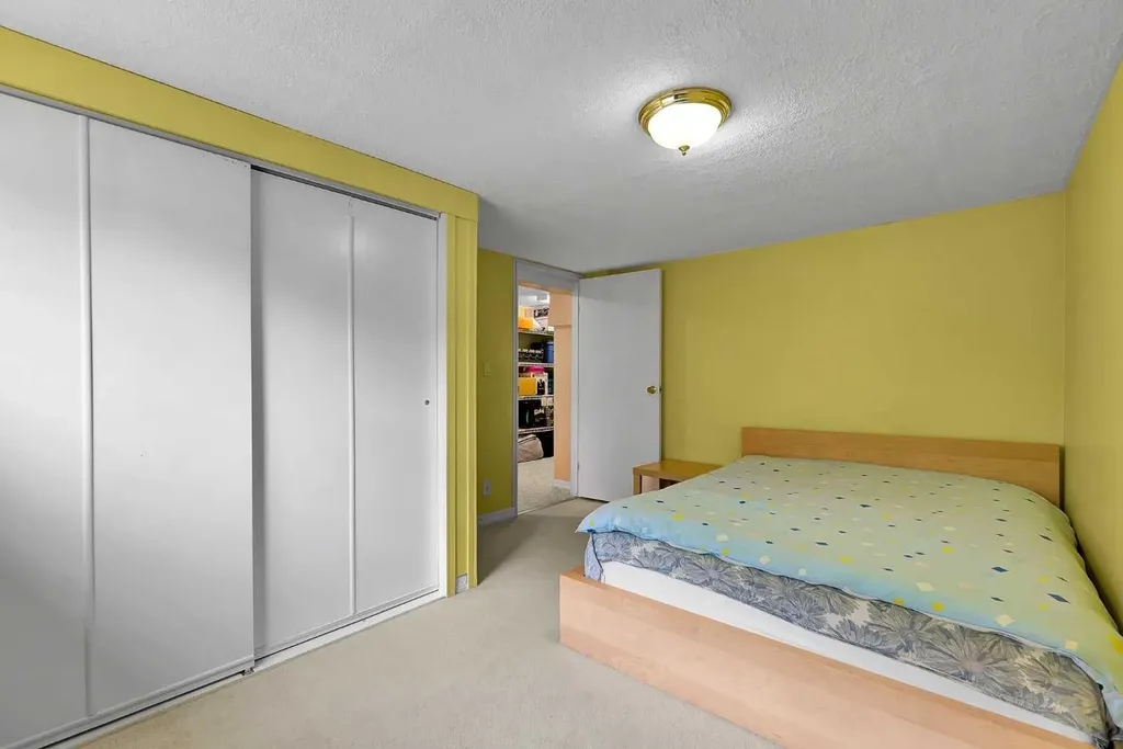 18 Shannon Terrace SW Calgary AB T2Y 2Y7