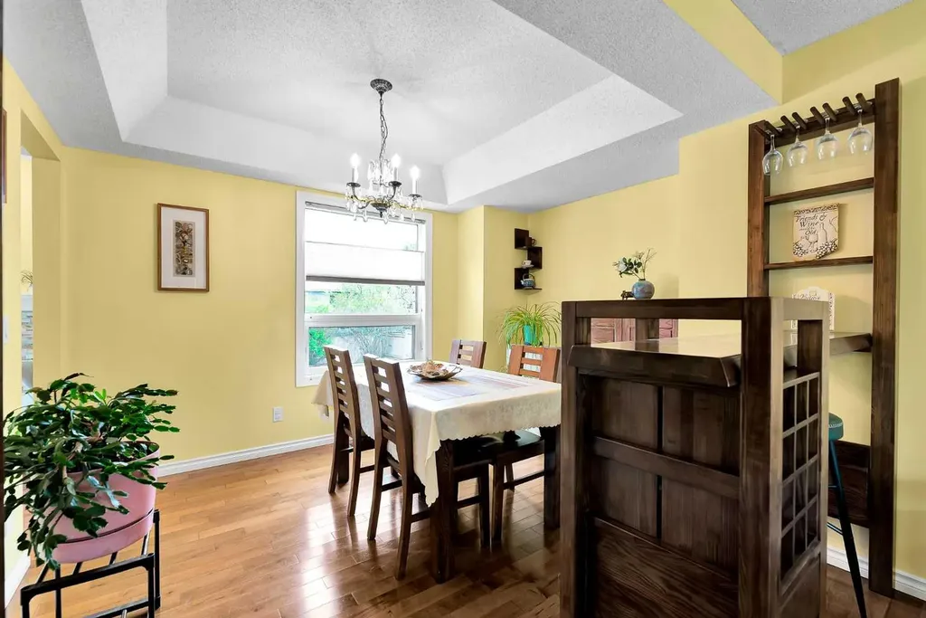 18 Shannon Terrace SW Calgary AB T2Y 2Y7