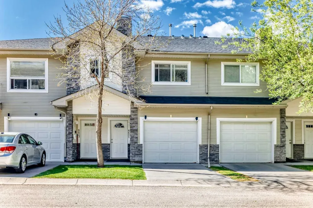 6621 Pinecliff Grove NE Calgary AB T1Y 7K8