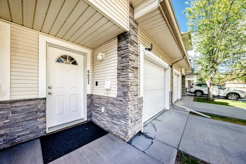 6621 Pinecliff Grove NE Calgary AB T1Y 7K8