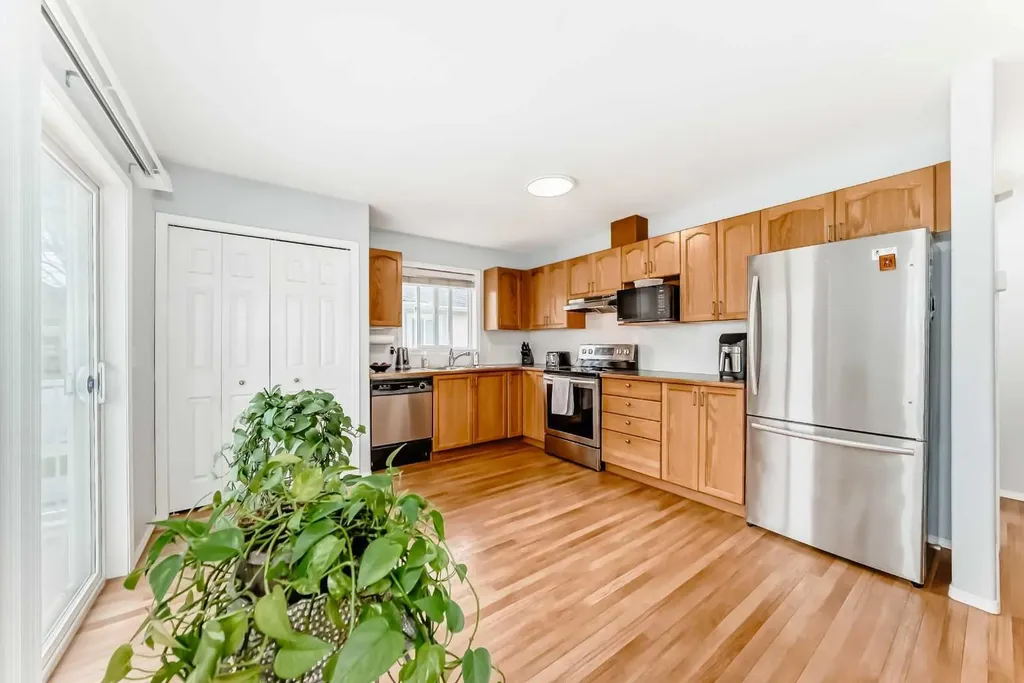 6621 Pinecliff Grove NE Calgary AB T1Y 7K8