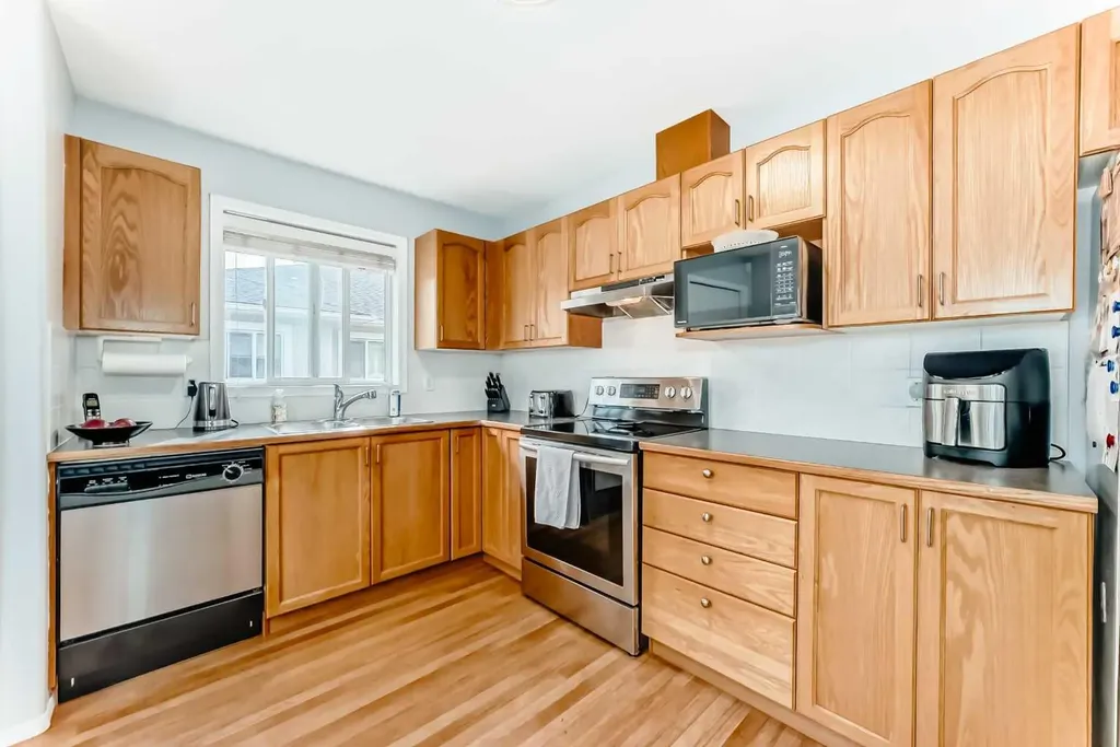 6621 Pinecliff Grove NE Calgary AB T1Y 7K8