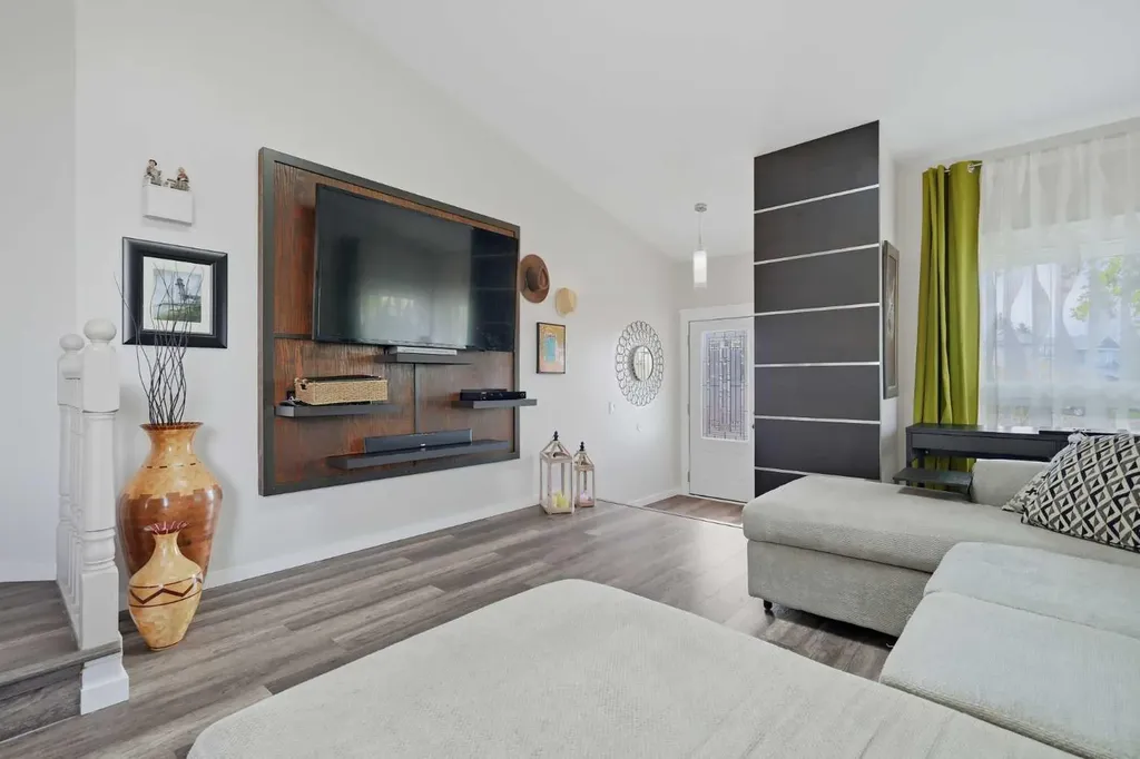 38 Sandpiper Way NW Calgary AB T3K 3C6