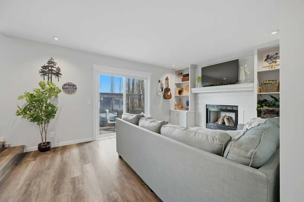 38 Sandpiper Way NW Calgary AB T3K 3C6