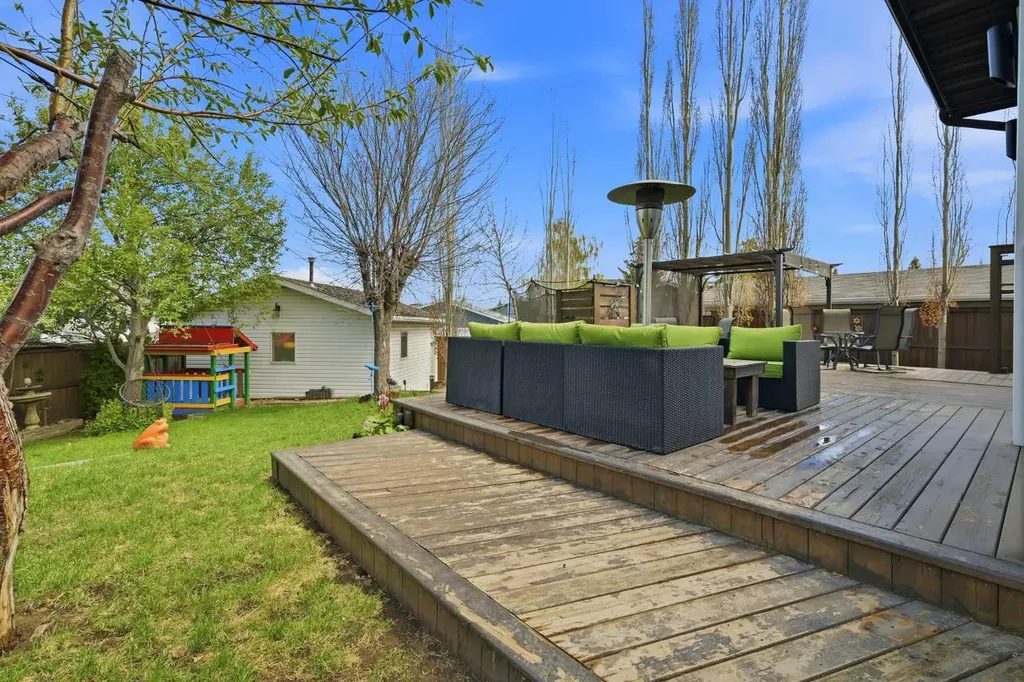 38 Sandpiper Way NW Calgary AB T3K 3C6