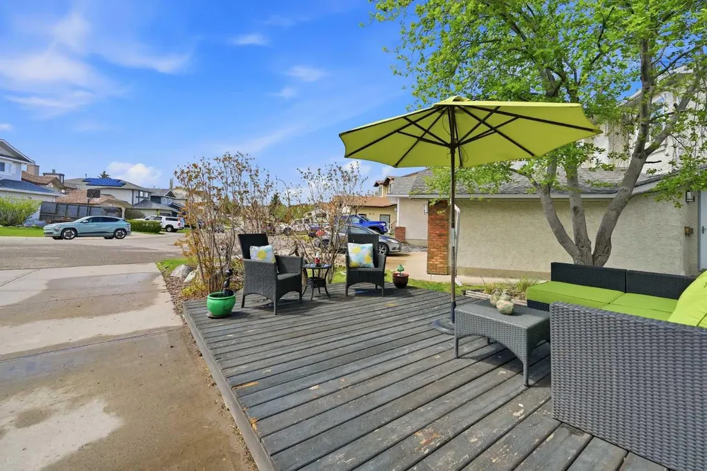 38 Sandpiper Way NW Calgary AB T3K 3C6