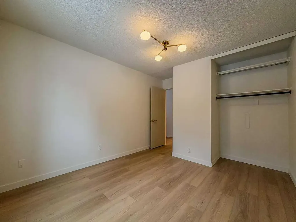 4001B 49 Street NW Calgary AB T3A 2C9