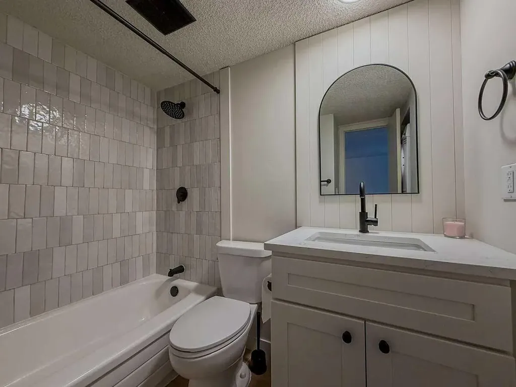 4001B 49 Street NW Calgary AB T3A 2C9