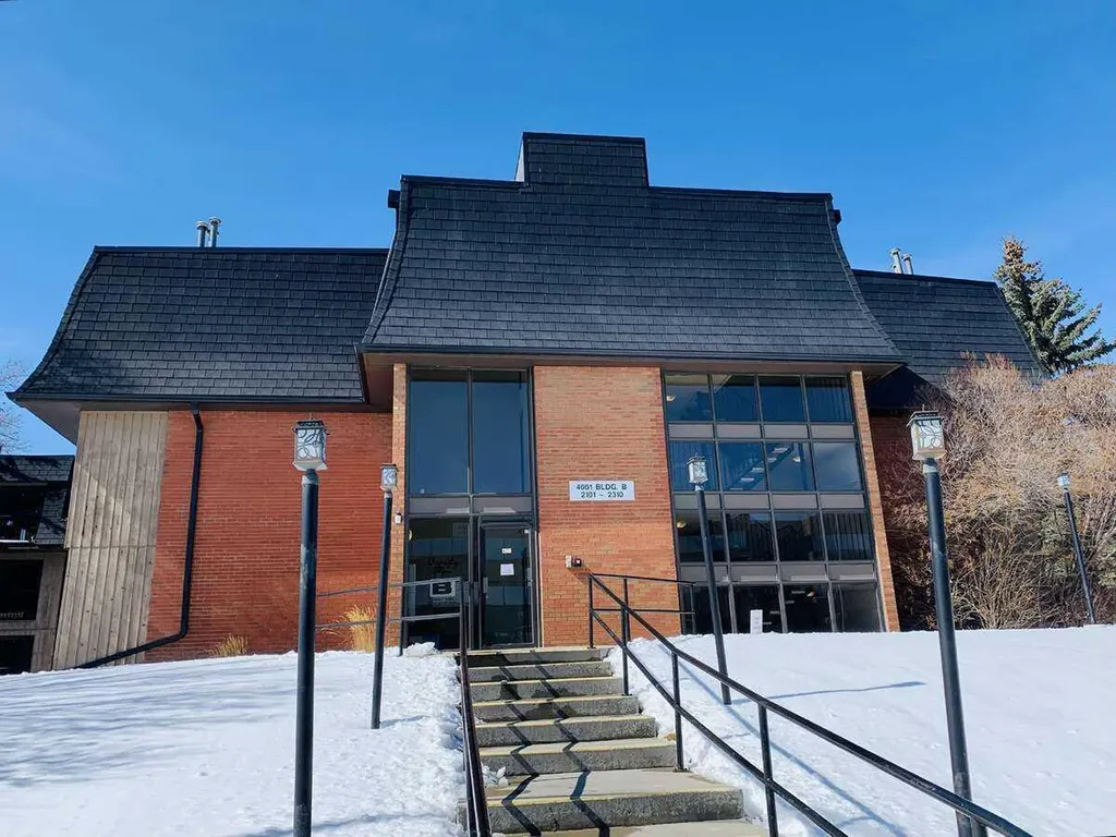 4001B 49 Street NW Calgary AB T3A 2C9