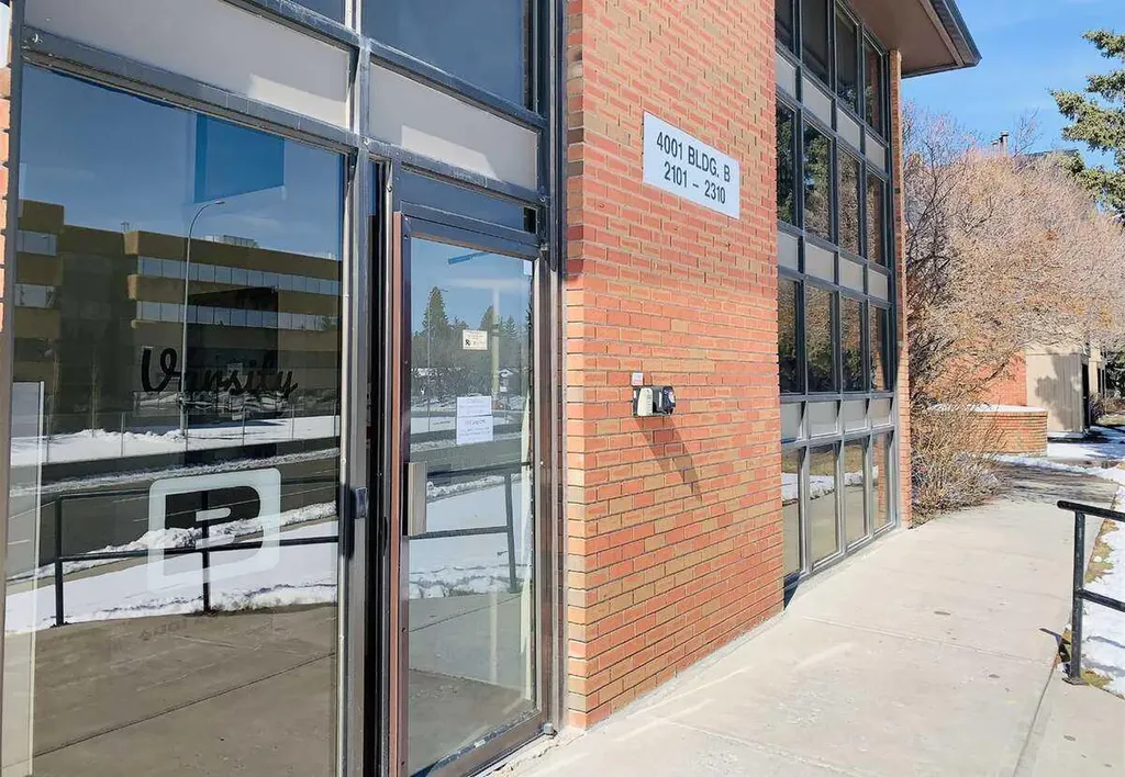 4001B 49 Street NW Calgary AB T3A 2C9