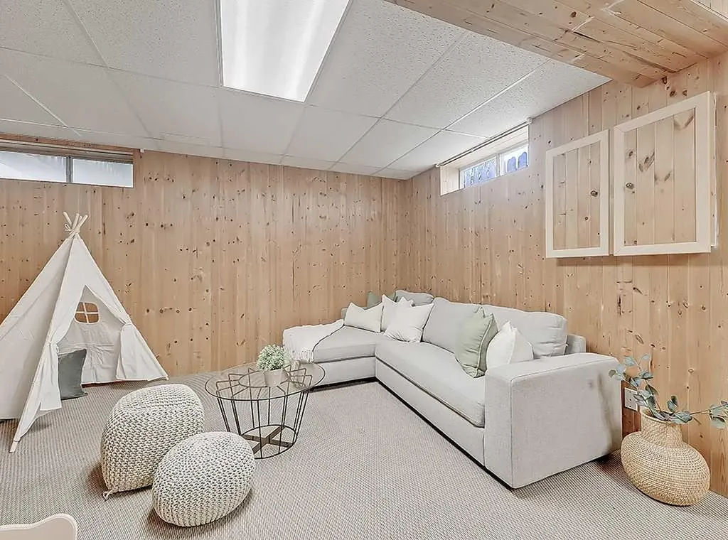 292 Coventry Close NE Calgary AB T3K 4C5
