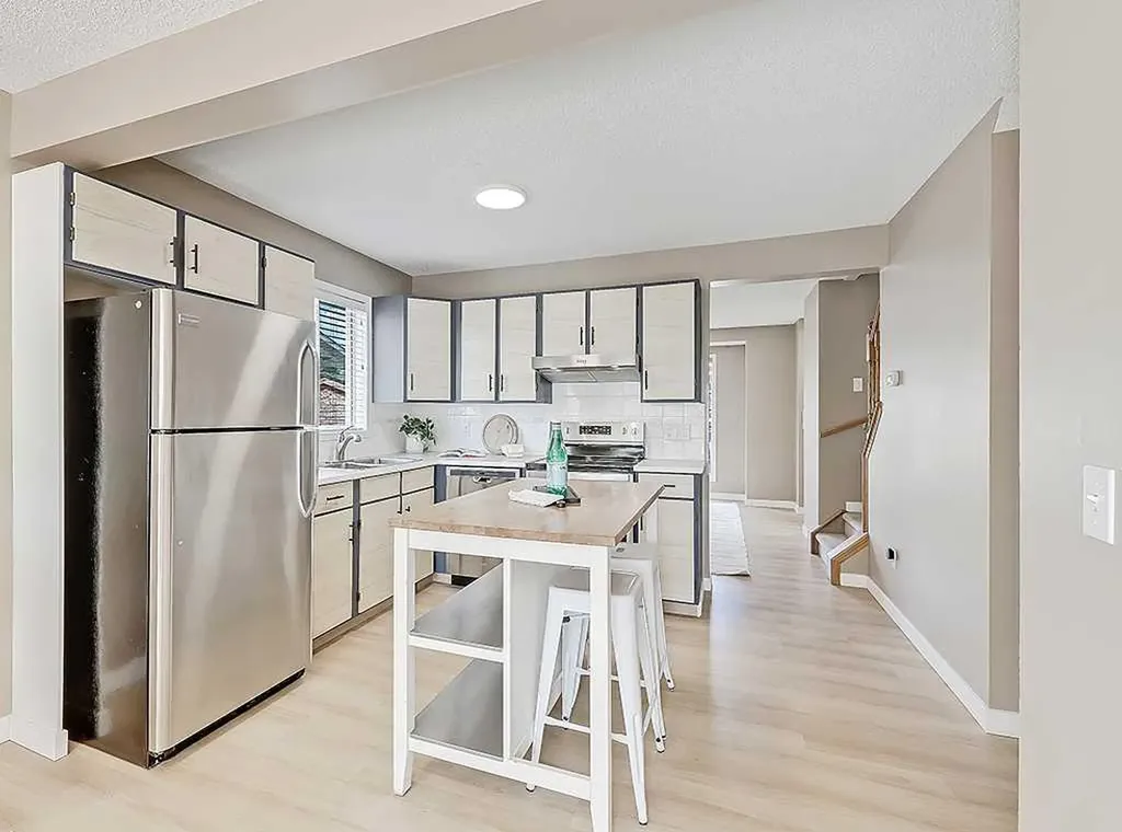 292 Coventry Close NE Calgary AB T3K 4C5