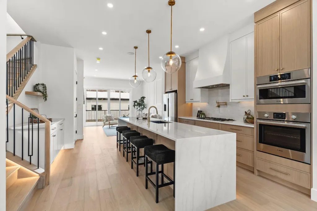 454 22 Avenue NW Calgary AB T2M 1N3