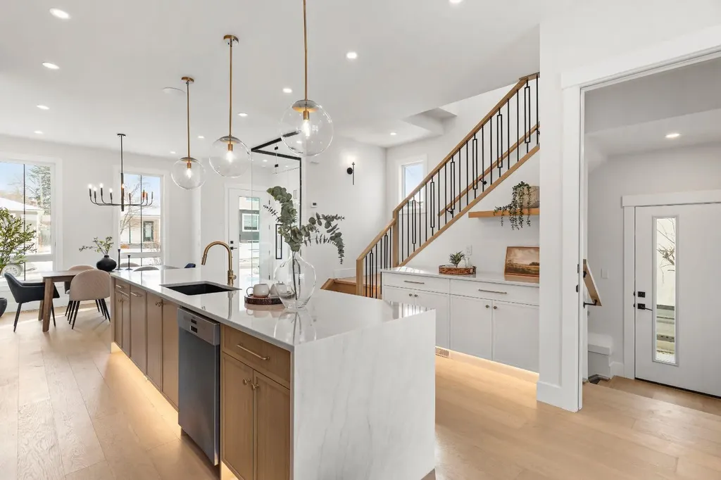 454 22 Avenue NW Calgary AB T2M 1N3