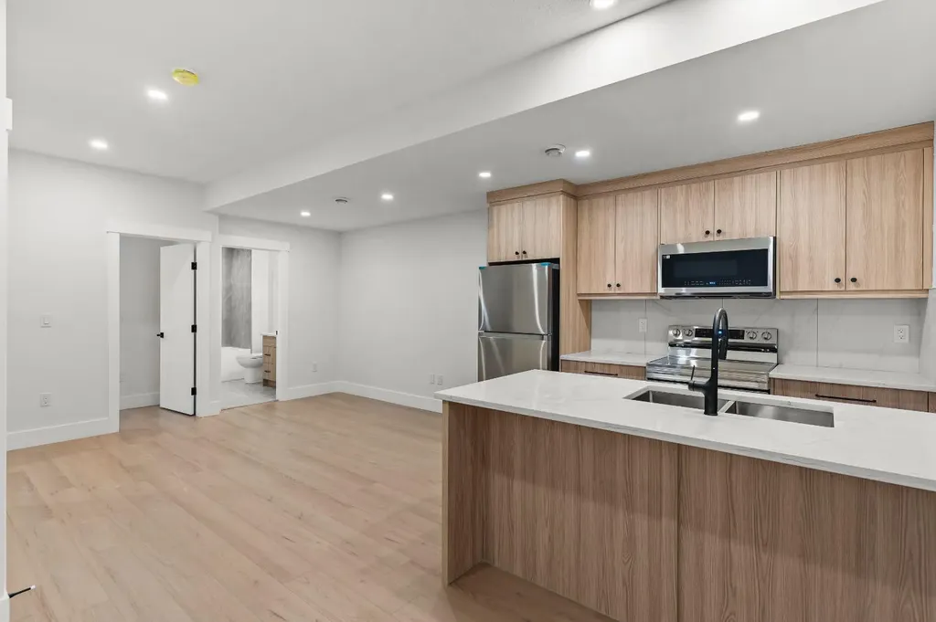 454 22 Avenue NW Calgary AB T2M 1N3
