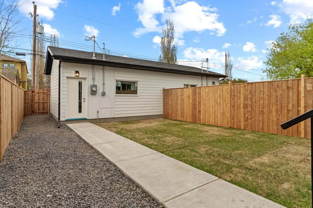 454 22 Avenue NW Calgary AB T2M 1N3
