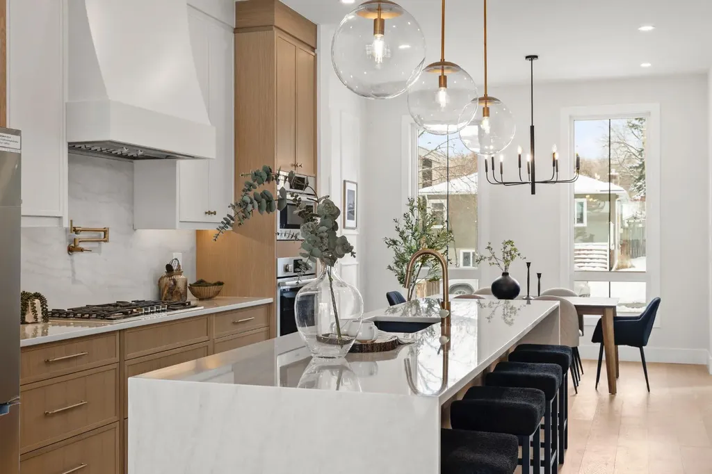 454 22 Avenue NW Calgary AB T2M 1N3