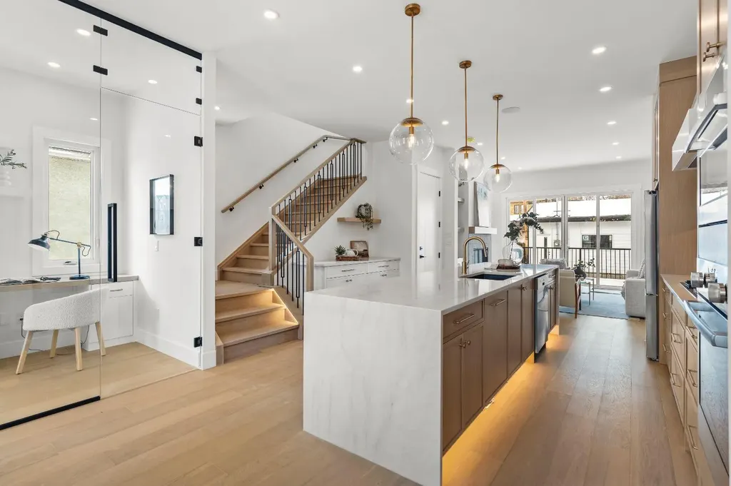 454 22 Avenue NW Calgary AB T2M 1N3