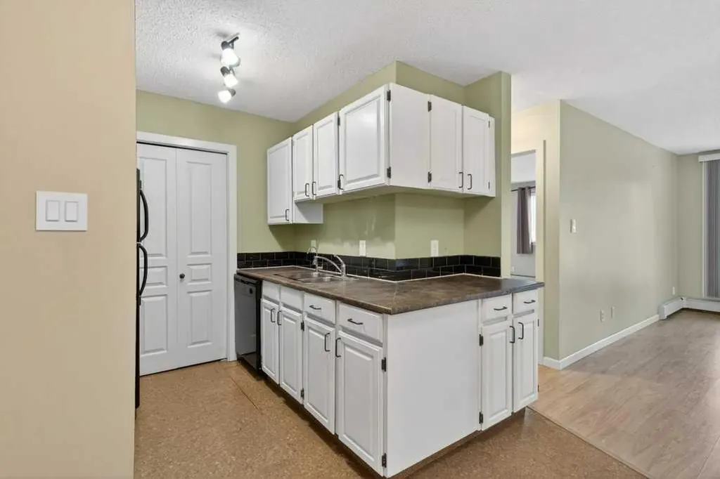6400 Coach Hill Road SW Calgary AB T3H 1B8
