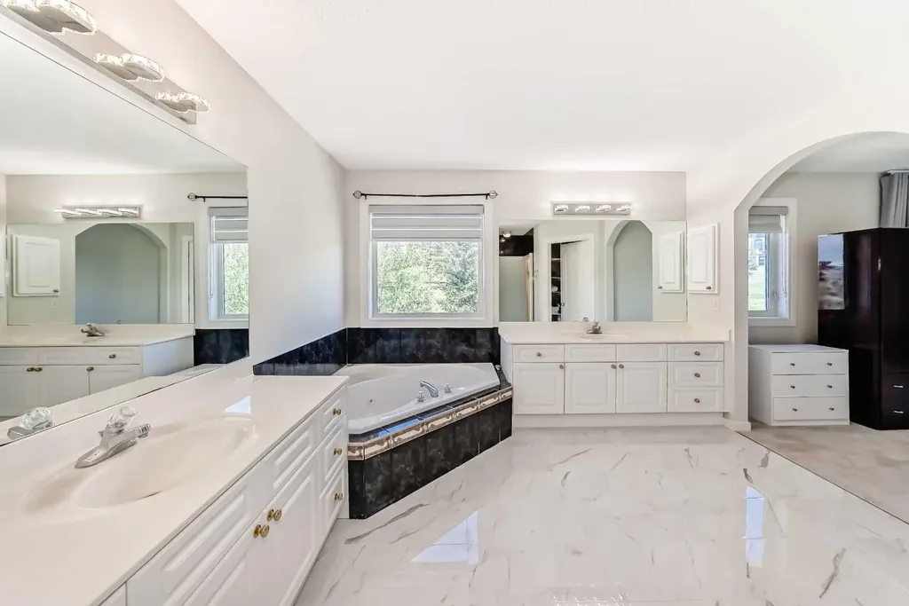 130 Panorama Hills View NW Calgary AB T3K 5B8