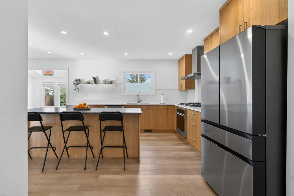 416 Thornhill Place NW Calgary AB T2K 2S5
