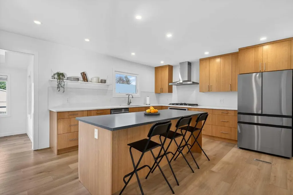 416 Thornhill Place NW Calgary AB T2K 2S5