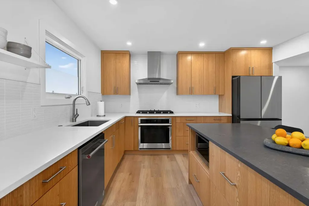 416 Thornhill Place NW Calgary AB T2K 2S5