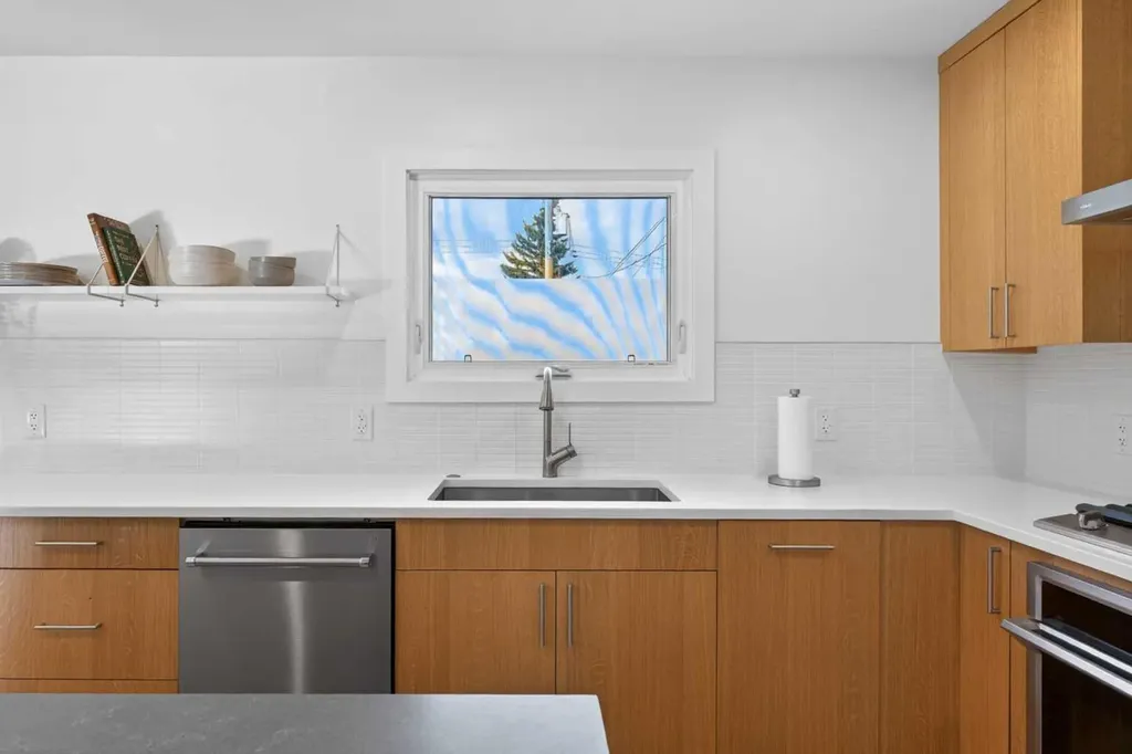 416 Thornhill Place NW Calgary AB T2K 2S5