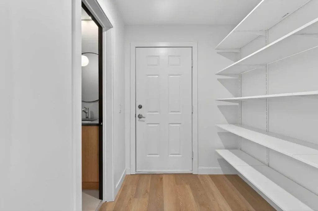 416 Thornhill Place NW Calgary AB T2K 2S5