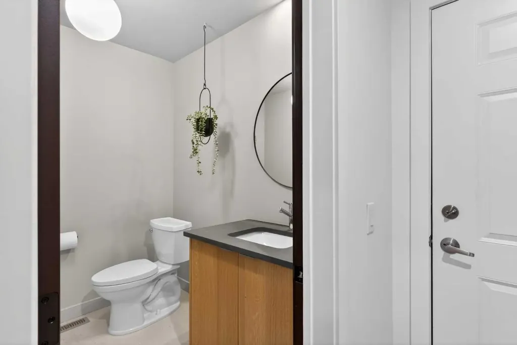 416 Thornhill Place NW Calgary AB T2K 2S5