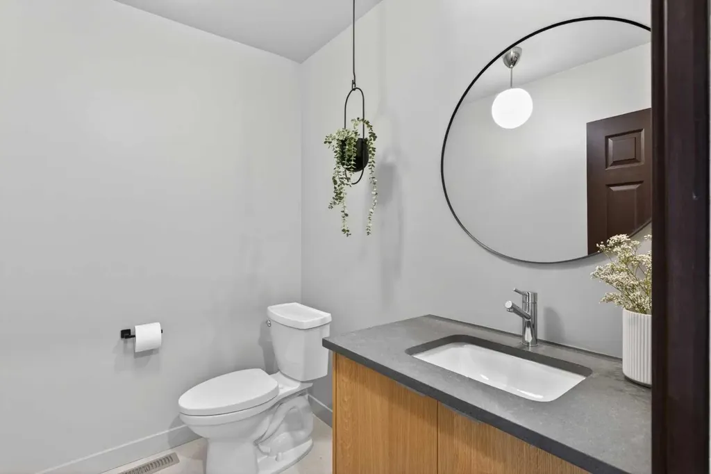 416 Thornhill Place NW Calgary AB T2K 2S5